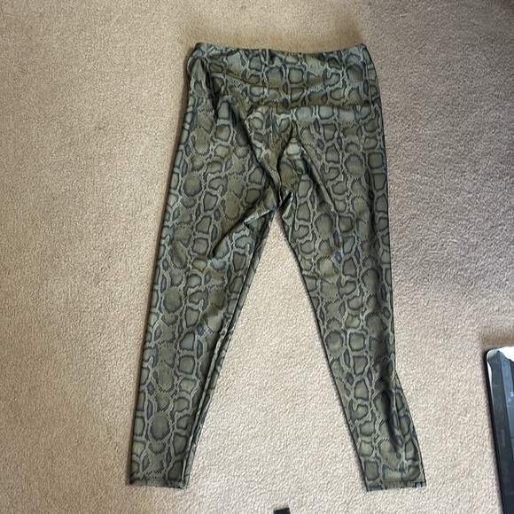 Onzie sz large leggings green and black snake print - Picture 4 of 5